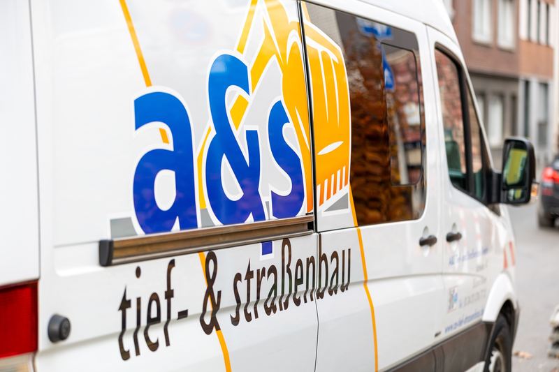 Einsatzfahrzeug der A&S Tief- und Straßenbau GmbH